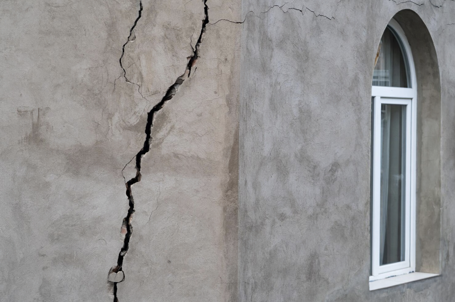 Fissure importante sur façade maçonnerie